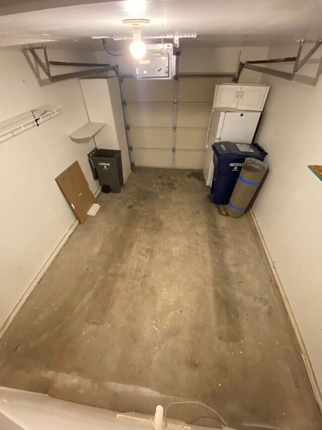 Building Photo - Spacious Townhome - Dual Master Bedrooms a...