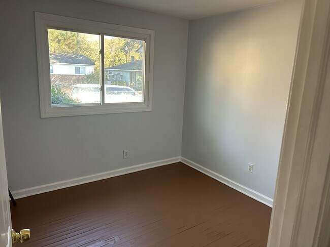 Building Photo - 3 Bed, 1 Bath Home