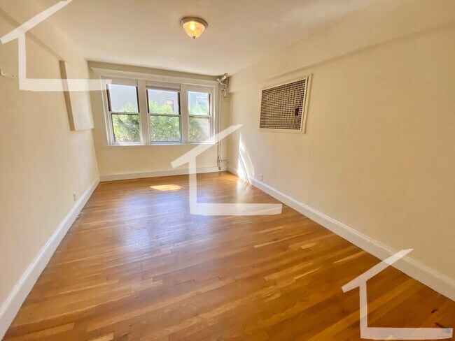 Building Photo - Large 2 Bed Available NOW!!!