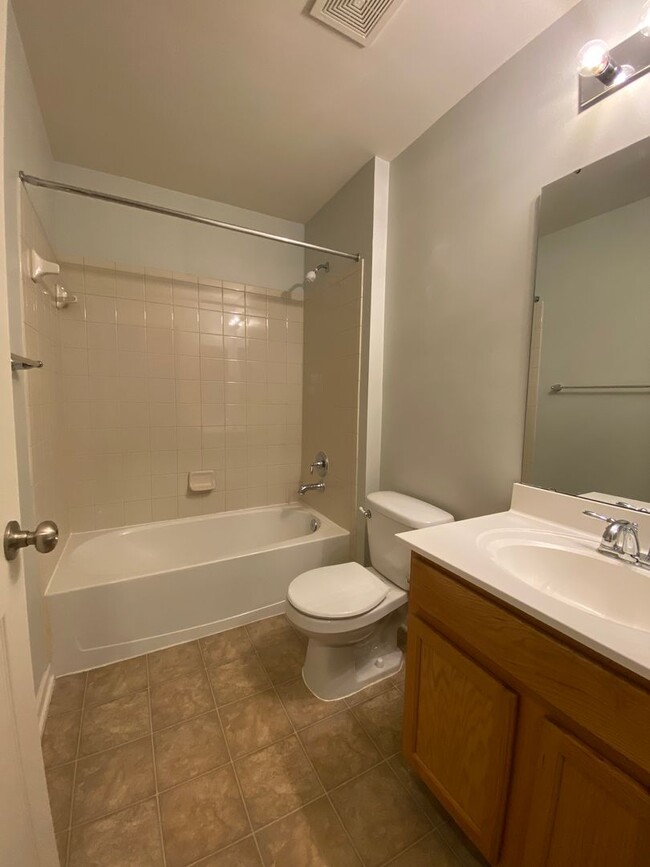 Building Photo - Gorgeous 3 Bedroom 2.5 Bathroom in Vale Me...