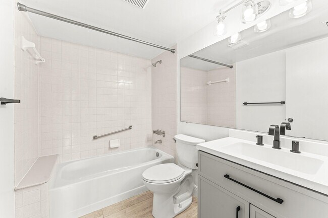 Building Photo - 1117 Green Pine Blvd