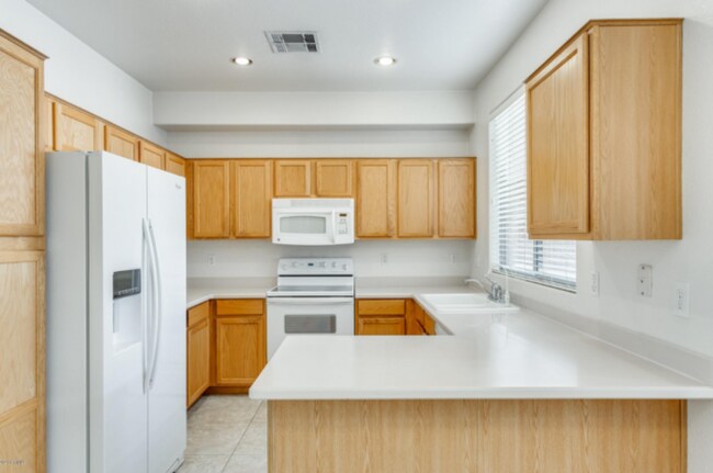 Building Photo - AVAILABLE NOW: Gorgeous 3 Bedroom 2 Bathro...