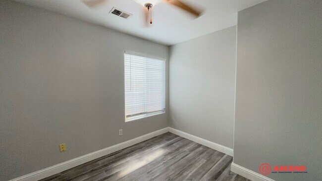Building Photo - Gorgeous home located in the Northeast!