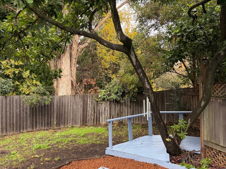 Building Photo - 5746 Robinhood Dr