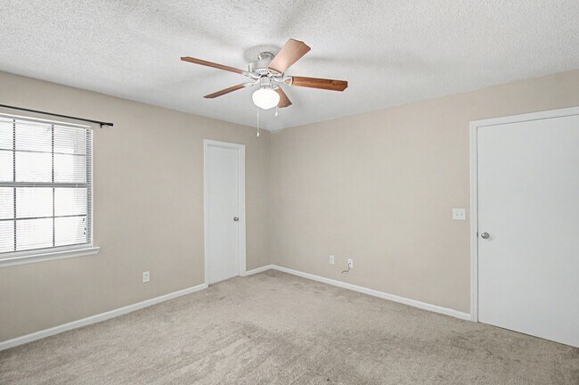 Building Photo - 1384 Forest Lake Dr