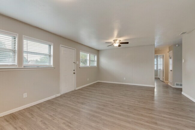 Building Photo - 3 bedroom Home with Prime Location