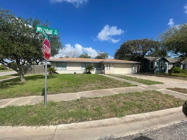 Building Photo - 3/2/2 home on a quiet street. Centrally lo...