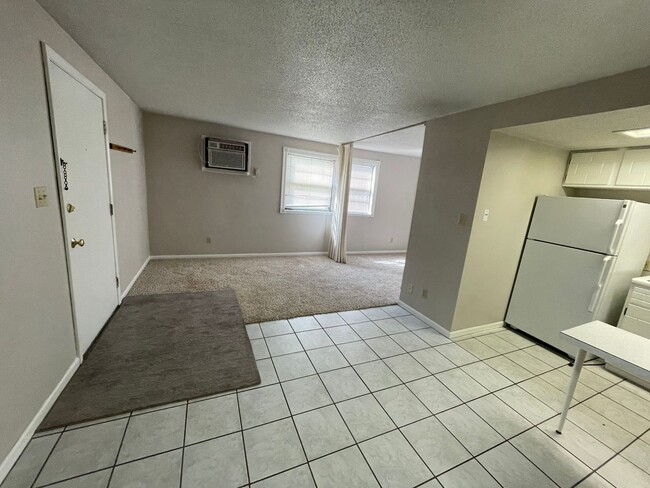 Building Photo - Studio apartment 1/2 block from campus. Av...