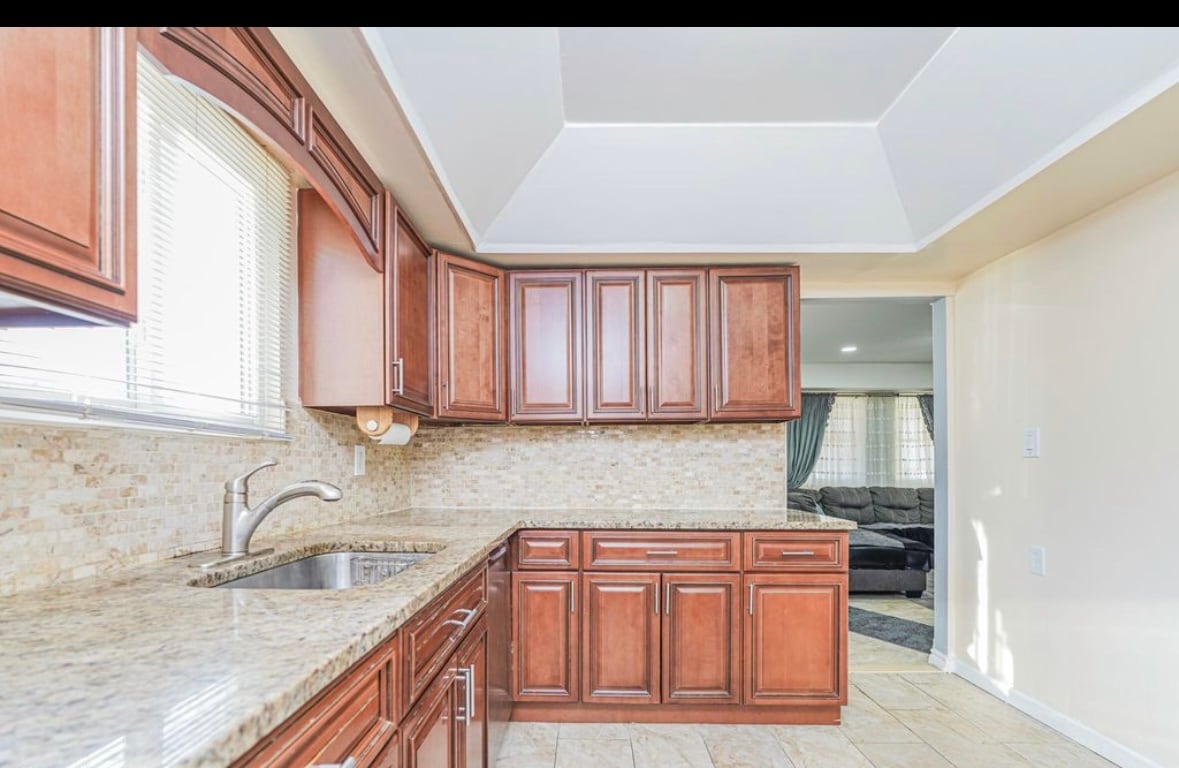 Kitchen - 31 Greentree Ln
