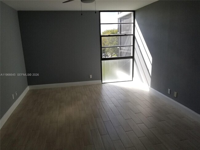 Building Photo - 3401 N Country Club Dr