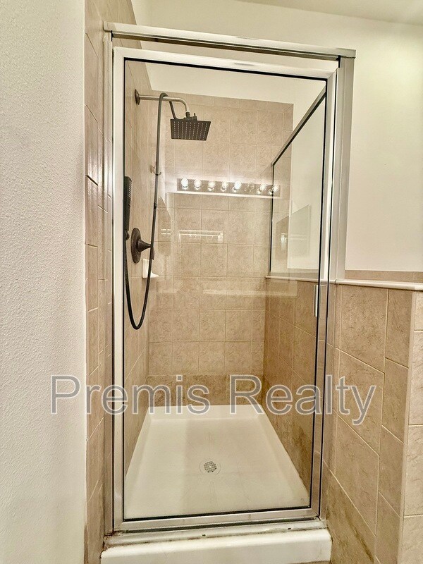 Building Photo - 2043 Strathmill Dr