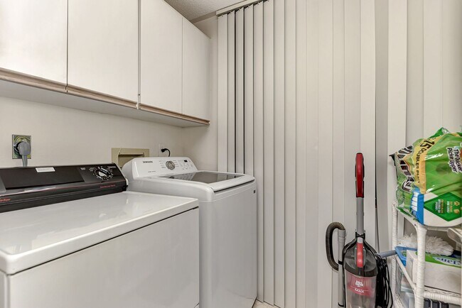 Building Photo - GEORGOUS 2 BEDROOM, 2BATHROOM, TURN KEY FU...