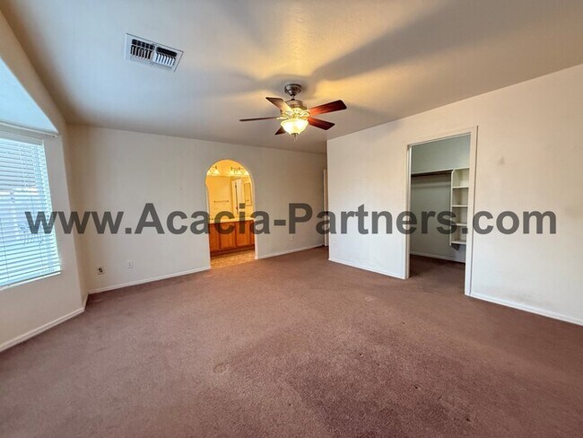 Building Photo - Beautiful 4-Bedroom Home in Rita Ranch ? H...