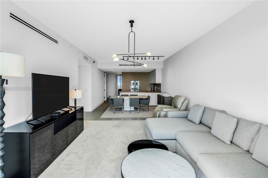 Building Photo - 15701 Collins Ave