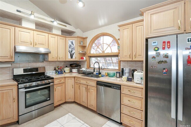 Building Photo - 98 Bayberry Ave