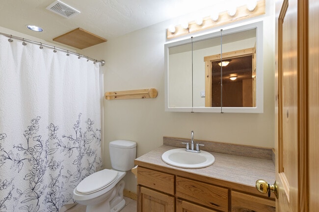 Building Photo - 404 Snake River Dr