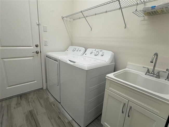 Building Photo - 31045 Lindentree Dr