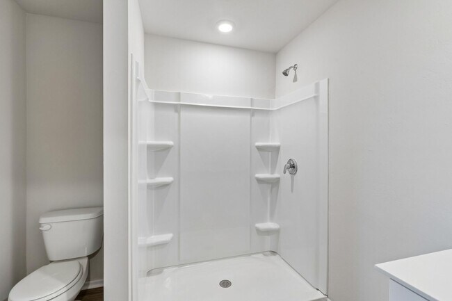 Building Photo - 4 Bed | 2 Bath | 1,572 Sq Ft