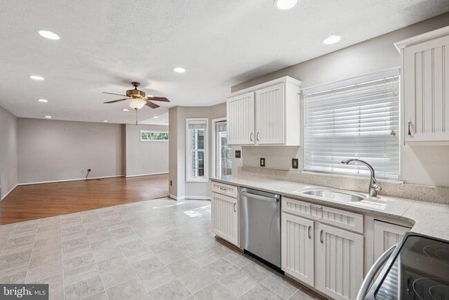 Building Photo - 5413 Tree Line Dr