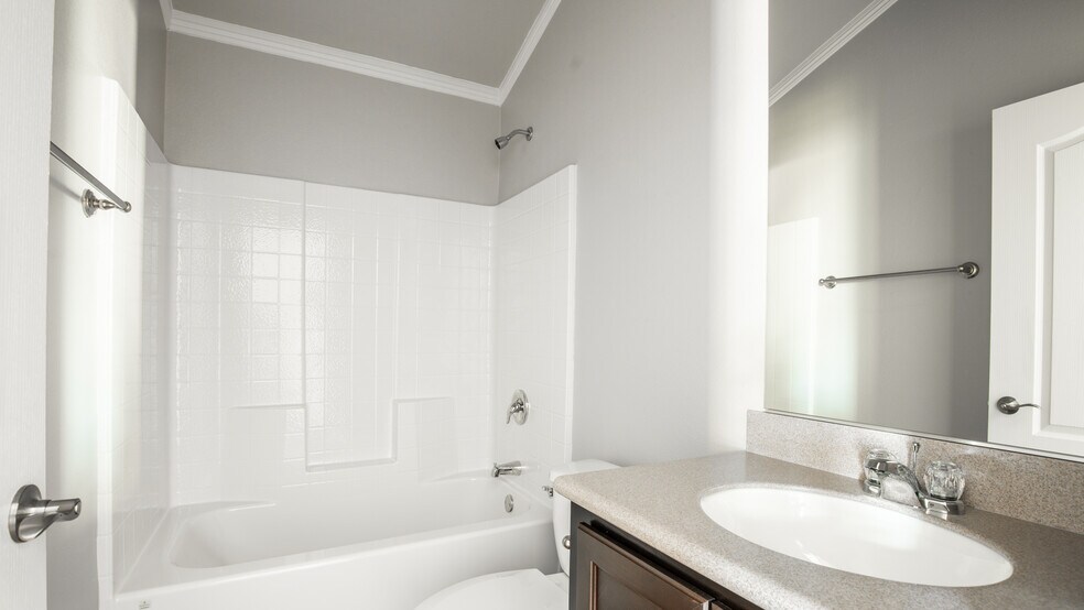 Building Photo - 408 Springvalley Dr