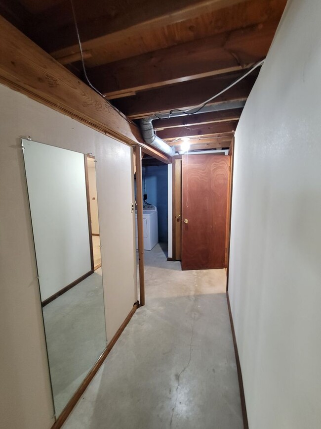 Building Photo - 3 Bedroom House with Large Garage