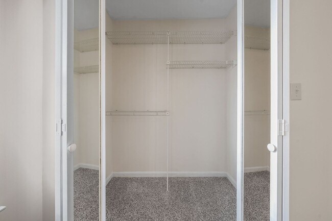 Building Photo - 2 Bedroom Condo For Rent Near Memorial Drive!