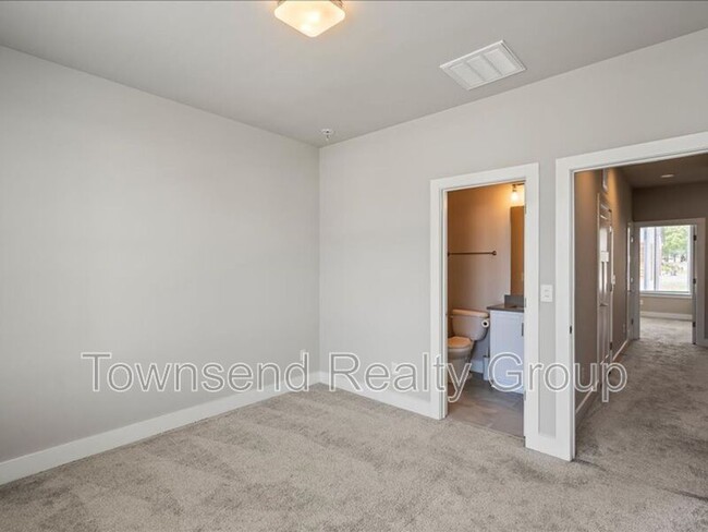 Building Photo - 2122 Bryant Park Dr