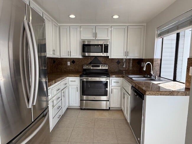 Building Photo - 3-Bedroom Hilltop Village Home w/ Bonus Am...