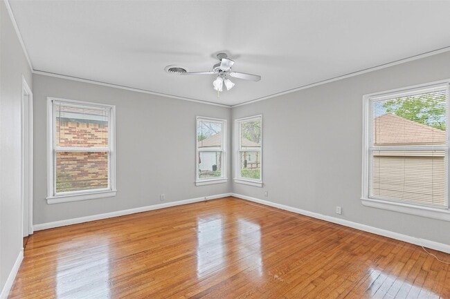 Building Photo - 511 N Oak Cliff Blvd
