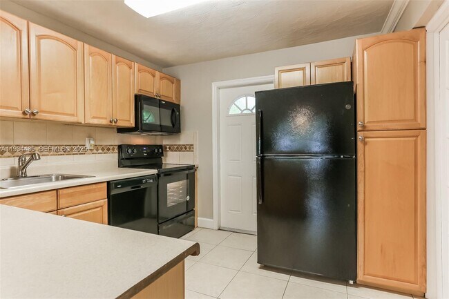 Building Photo - 2411 NE 10th Ave