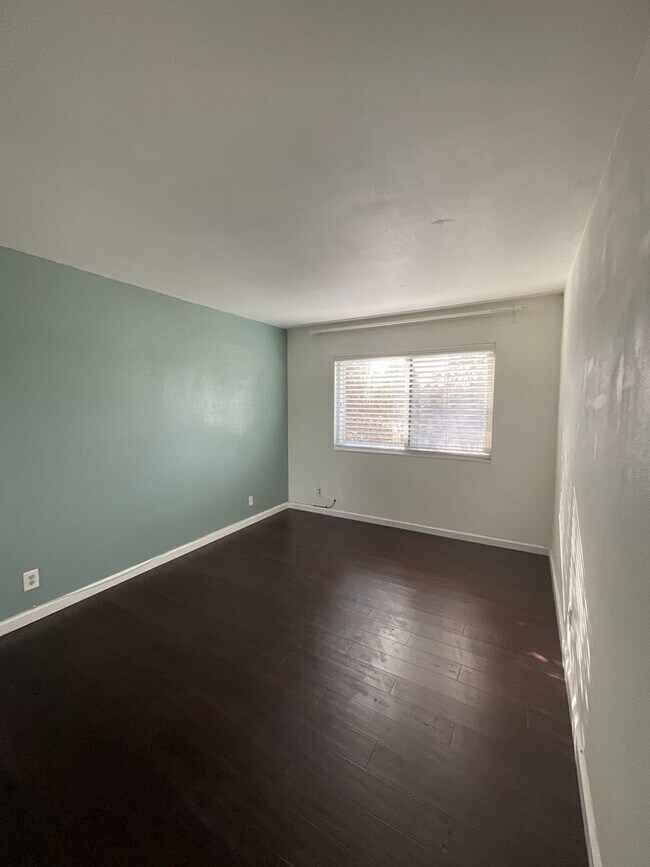 Building Photo - Condo - 2 Bedrooms / 2 Bath - Long Beach