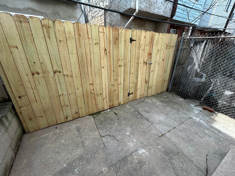 Building Photo - 2054 Mercy St