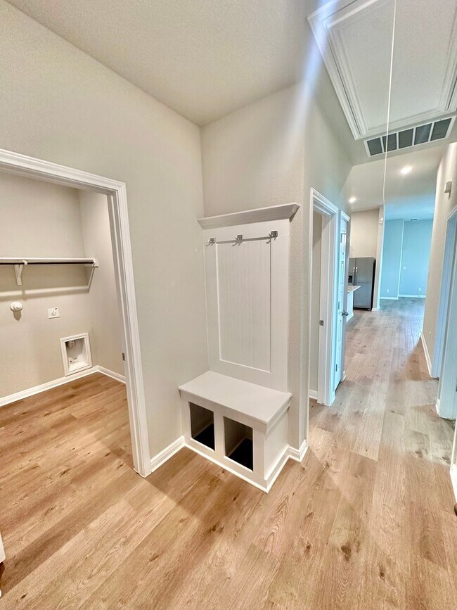 Building Photo - Luxury 3-Bed, 2-Bath Duplex in Buda!