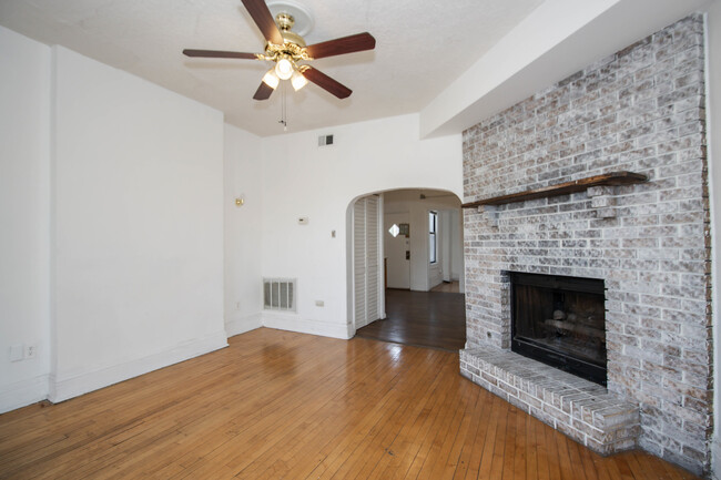 Building Photo - 921 S Laflin St