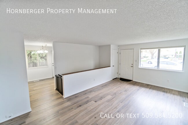 Building Photo - Duplex on the North Side