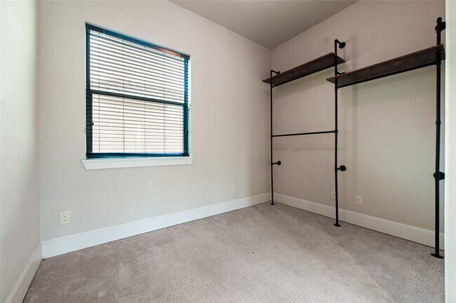 Building Photo - 307 Snover St