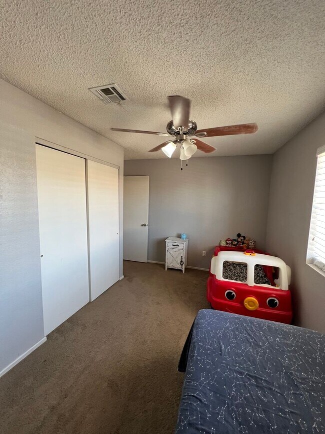 Building Photo - 4 BEDROOM HOME CLOSE TO SCHOOLS!