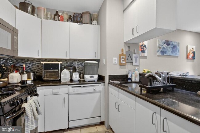 Building Photo - 1708 Catharine St