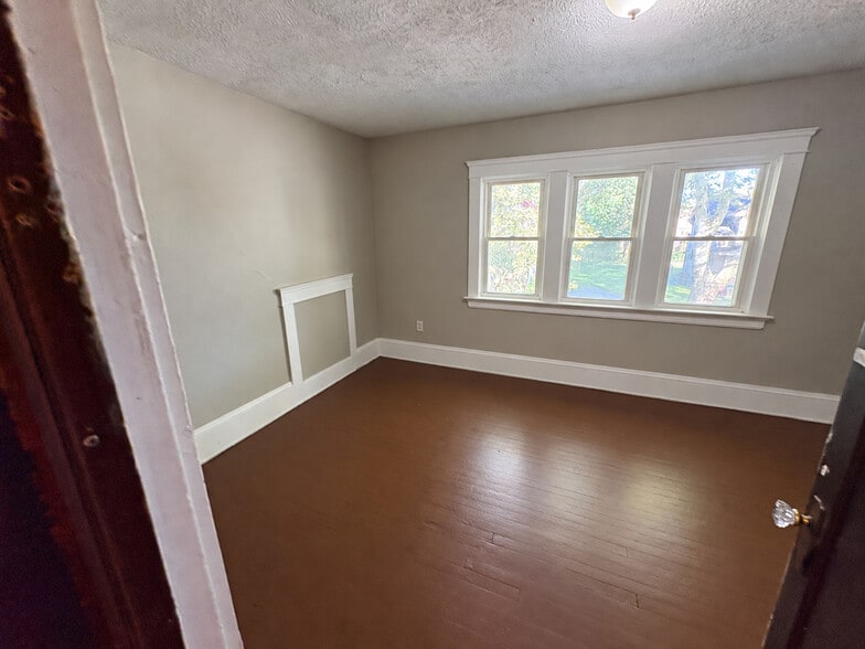 Building Photo - 2108 W 89th St