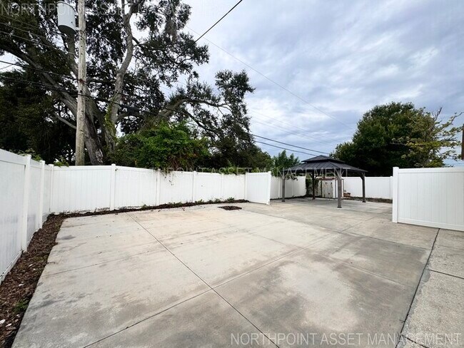 Building Photo - PRICE REDUCED FOR QUICK MOVE IN!! 2-2 Home plus 1 bed-1 bath Mother in Law Suite!