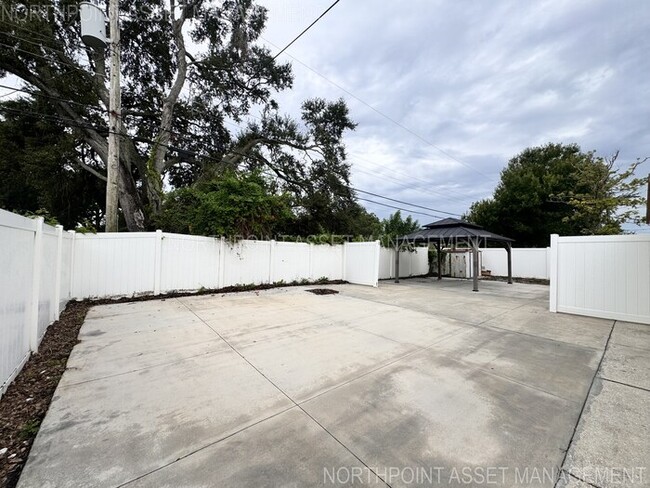 Building Photo - PRICE REDUCED FOR QUICK MOVE IN!! 2-2 Home...