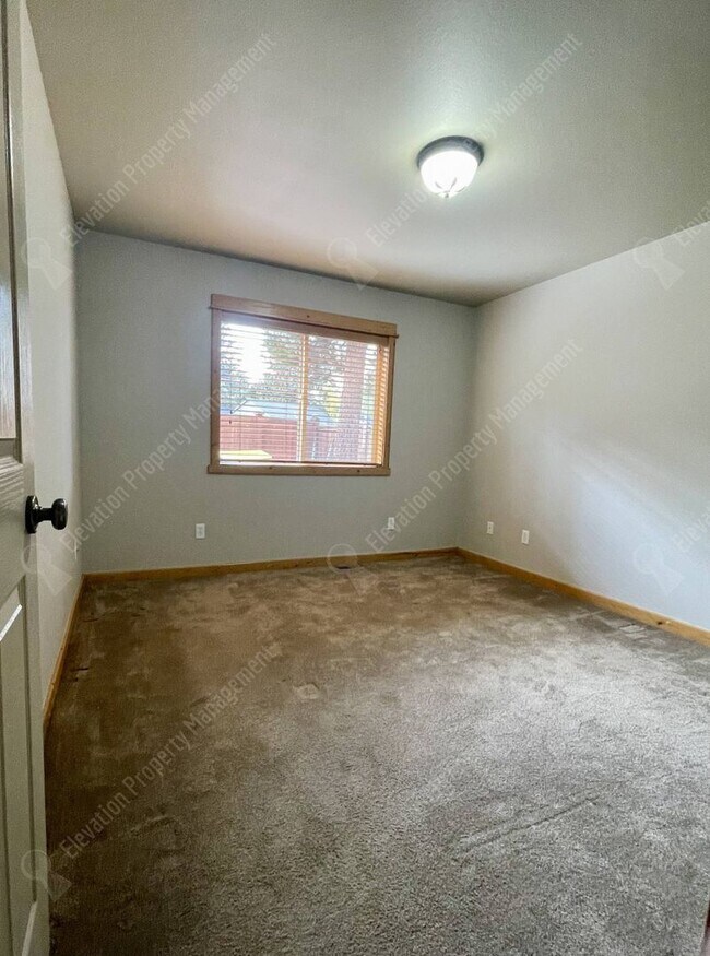 Building Photo - 3-BR mountain-style home in SE Bend