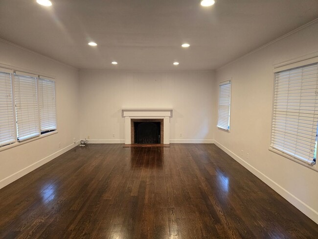 Building Photo - 1320  Polly&#39;s Trust Colonial