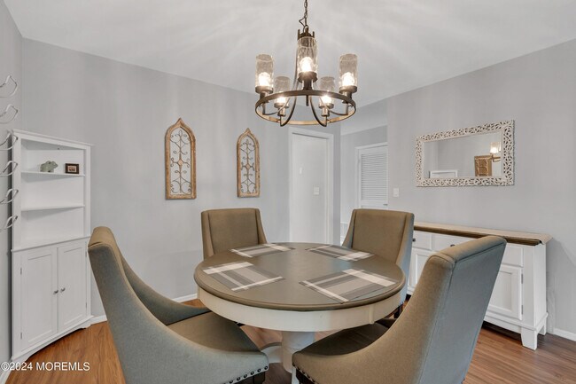 Building Photo - 8 Fern Ct