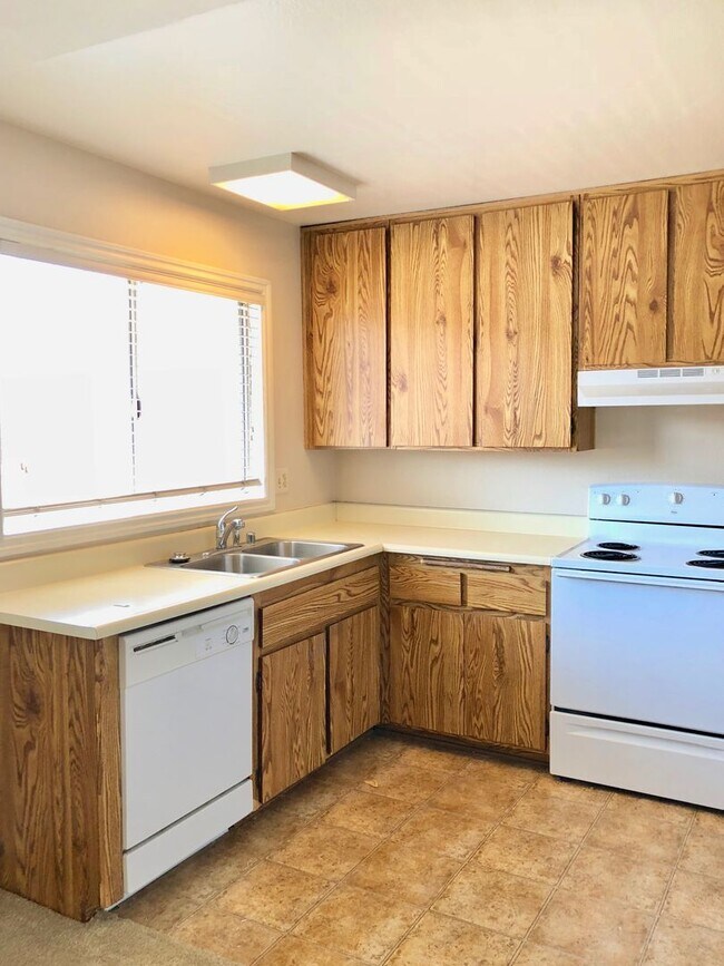 Building Photo - Charming 2 Bed/2 Bath Upstairs Condo in Qu...