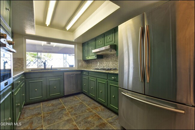 Building Photo - 3433 Clearview Ln