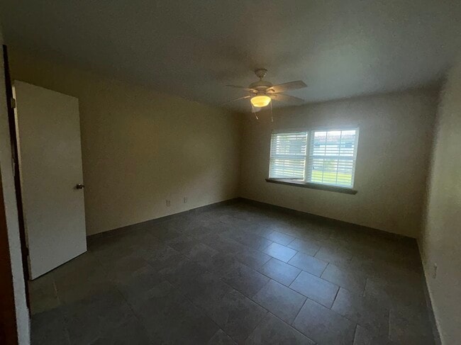 Building Photo - 2325 W Pensacola St