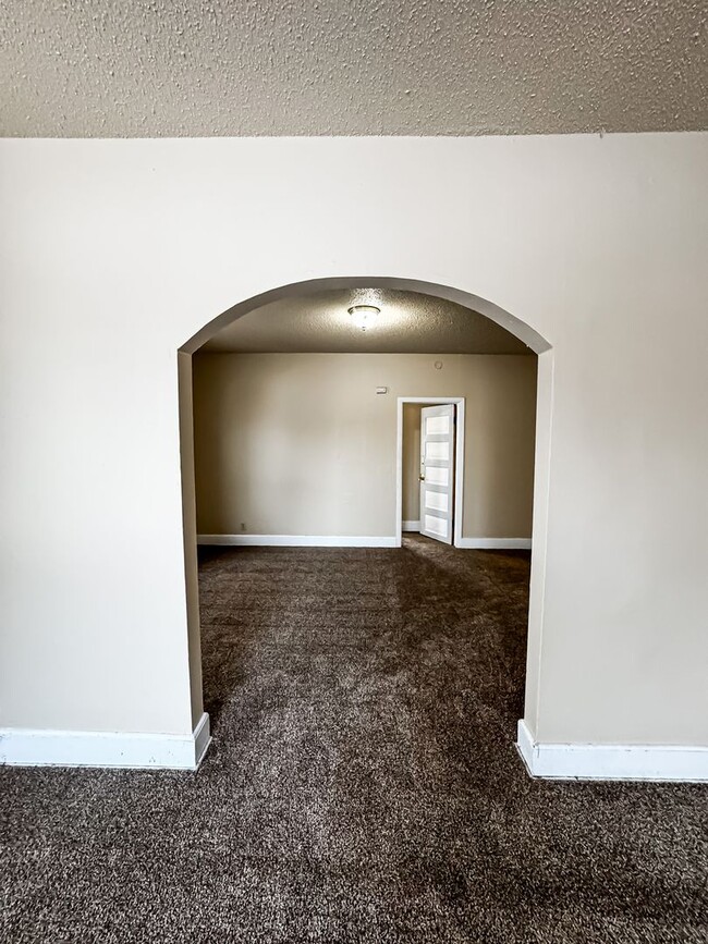 Building Photo - 5 Bed 2 Bath Single Family Home!