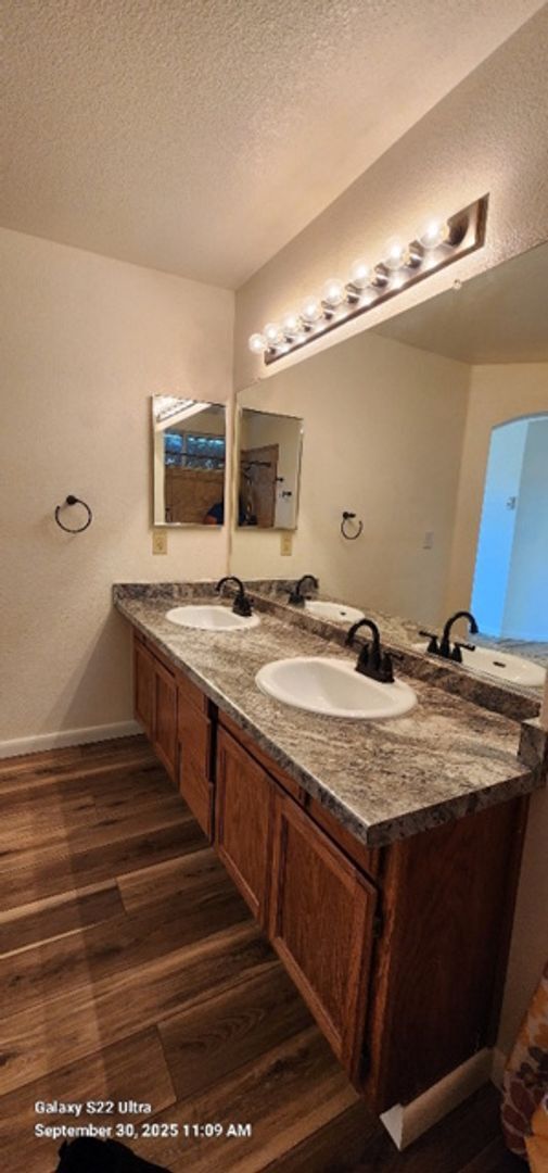 Building Photo - Beautiful & Unique 3 Bed 2 Bath Home w/Cus...
