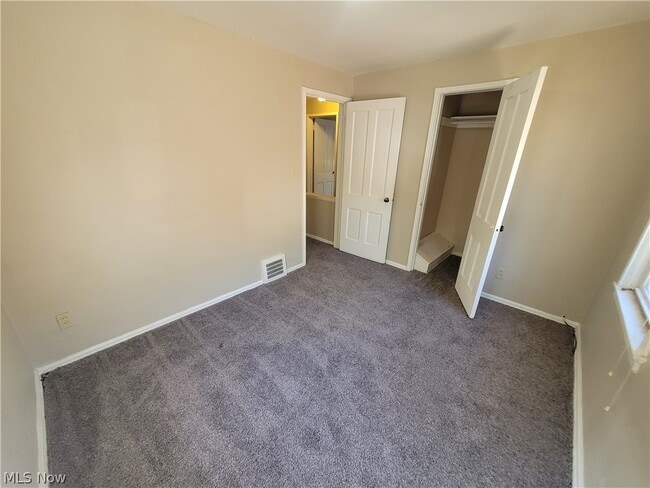 Building Photo - 255 E 250th St